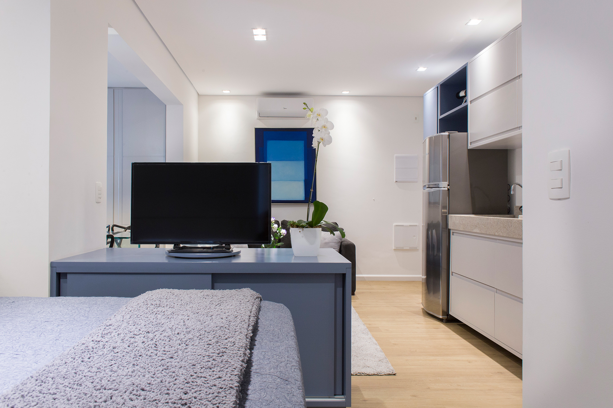 Cinza azul lavanderia armário apê 29 m2 Inovando Arquitetura decoração estudio sala quarto tv sofa cama
