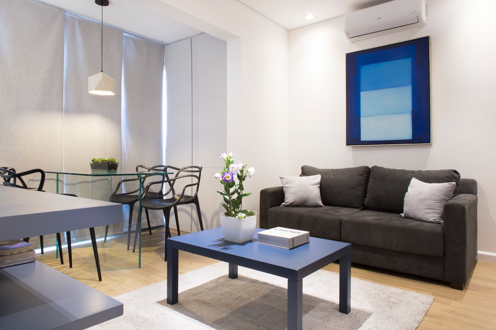 Cinza azul lavanderia armário apê 29 m2 Inovando Arquitetura decoração estudio sala cozinha mesa armario sofa mesa jantar cadeira