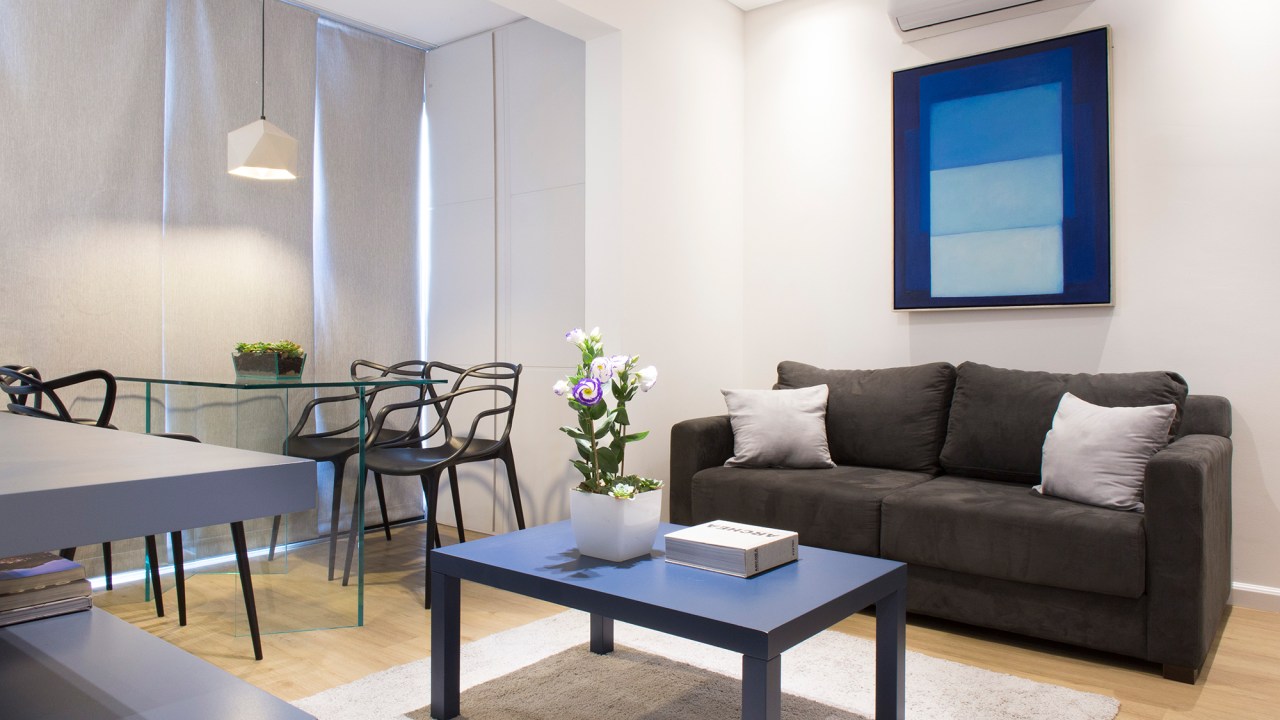 Cinza azul lavanderia armário apê 29 m2 Inovando Arquitetura decoração estudio sala cozinha mesa armario sofa mesa jantar cadeira
