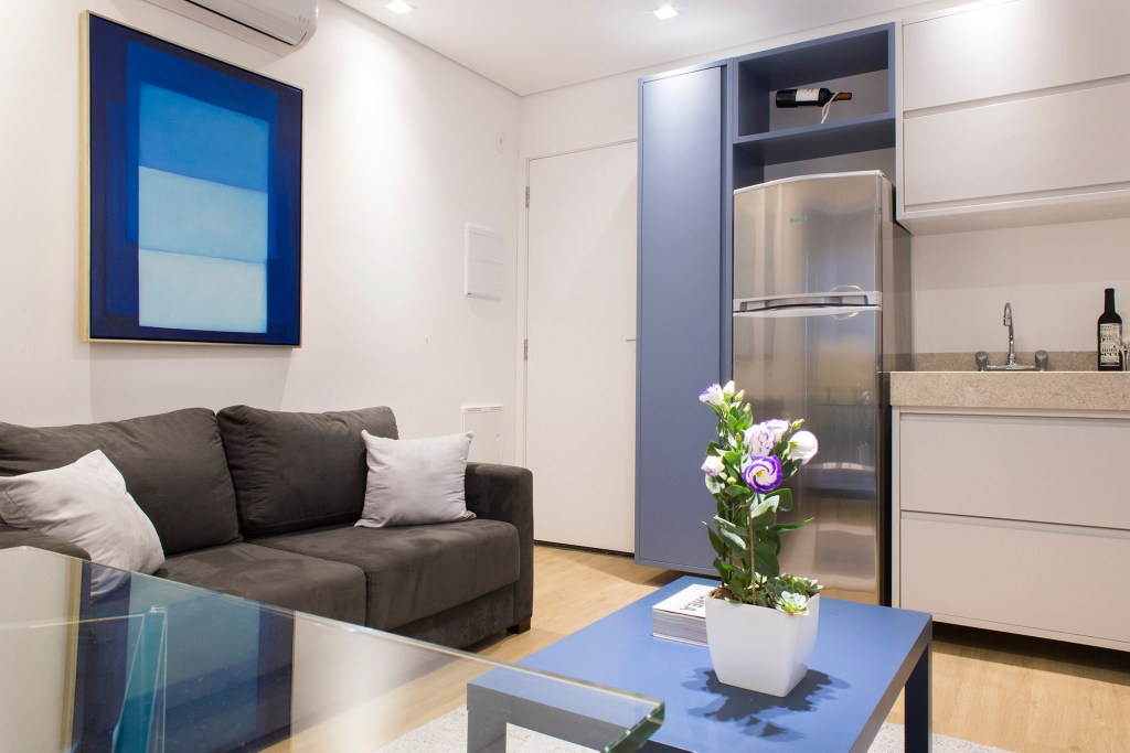 Cinza azul lavanderia armário apê 29 m2 Inovando Arquitetura decoração estudio sala cozinha sofa mesa