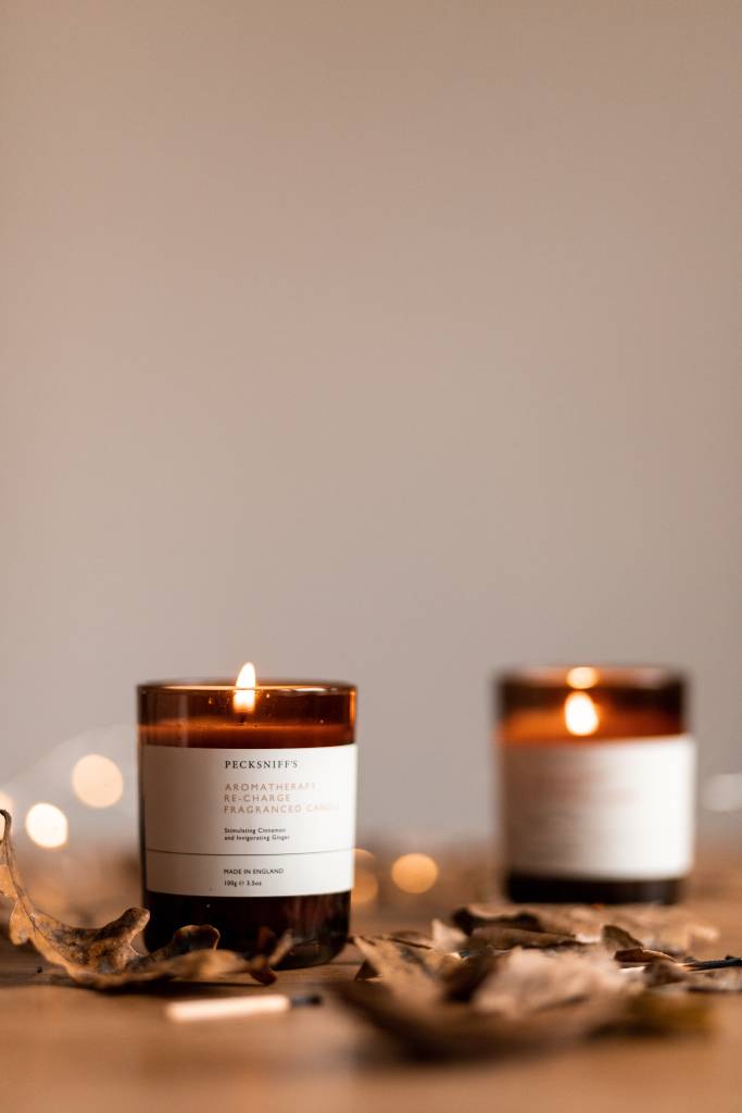 Velas aromáticas em suportes de vidro e mesa de madeira