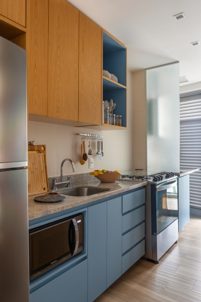 Alegre e colorido: apê de 80m² tem estante vazada entre cozinha e sala