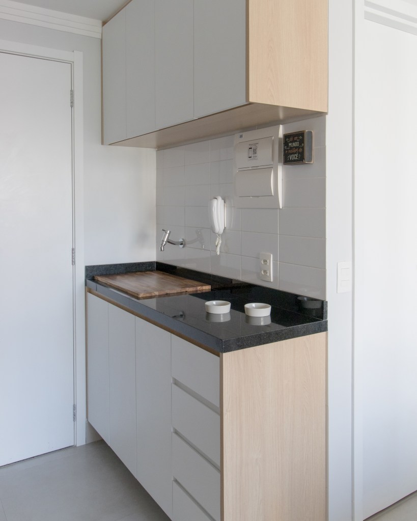 Apartamento pequeno de 29 m² possui lavanderia, home office e cama de casal, Projeto de Letícia de Nóbrega. Na foto, lavanderia com tanque com tampo.