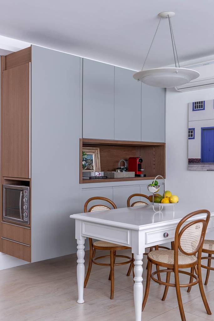apartamento-pequeno-dicas-otimizar-espacos-carina-del-fabbro-03 Sala de jantar pequena com mesa branca e armário com nicho.