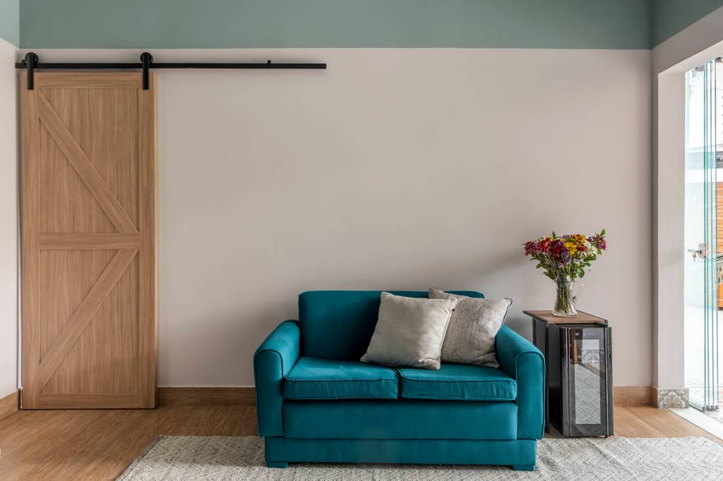 apartamento-pequeno-dicas-otimizar-espacos-carina-del-fabbro-06 Sala de estar com sofá azul turquesa pequeno.
