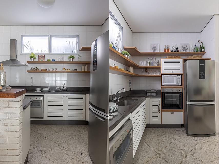 apartamento-pequeno-dicas-otimizar-espacos-carina-del-fabbro-10 Cozinha pequena com bancada preta, armários brancos e prateleiras.