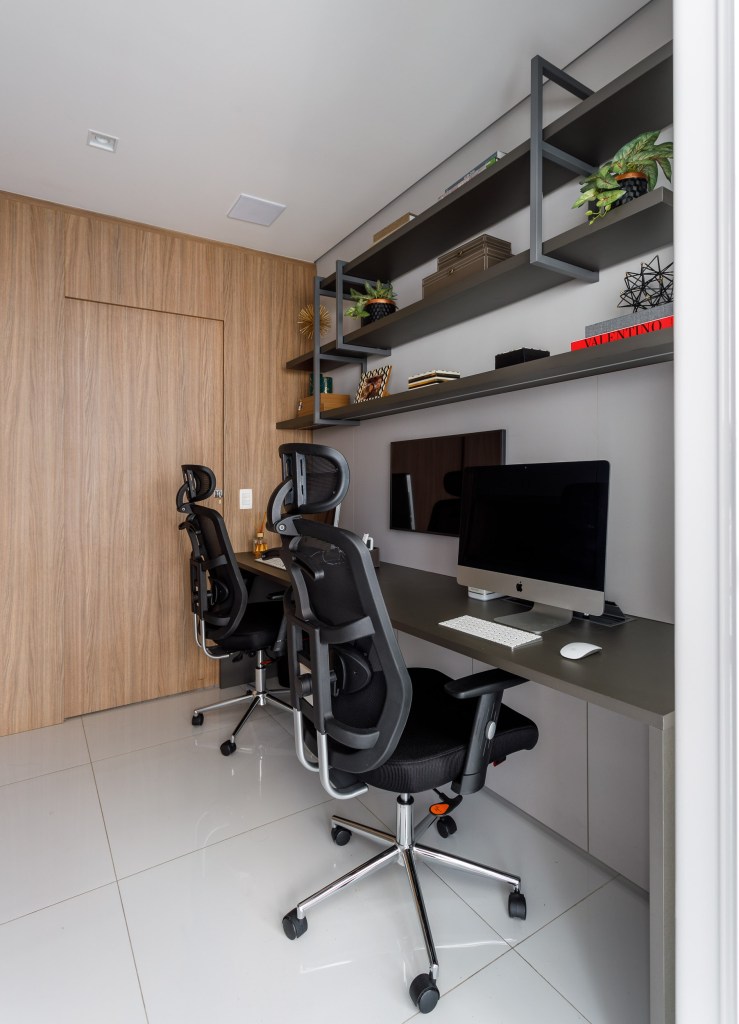 Home office duplo com bancada e cadeira gamer.
