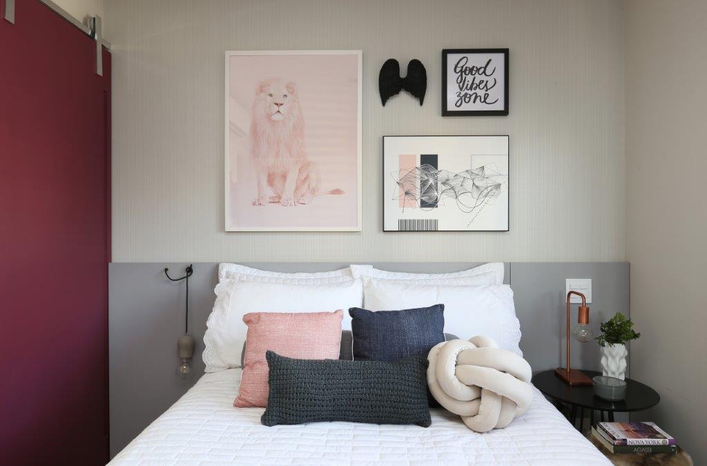 ape-55m-cozinha-integrada-toques-de-rosa-studio-dyo-18-quarto Quarto com cama de casal, porta de correr, cabideiro na parede, gallery wall acima da cama.
