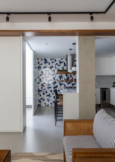 Apê de 90m² cheio de bossa tem cozinha integrada com azulejos azuis