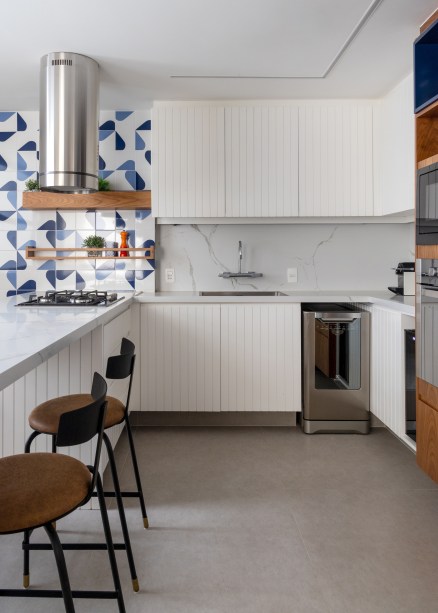 Apê de 90m² cheio de bossa tem cozinha integrada com azulejos azuis