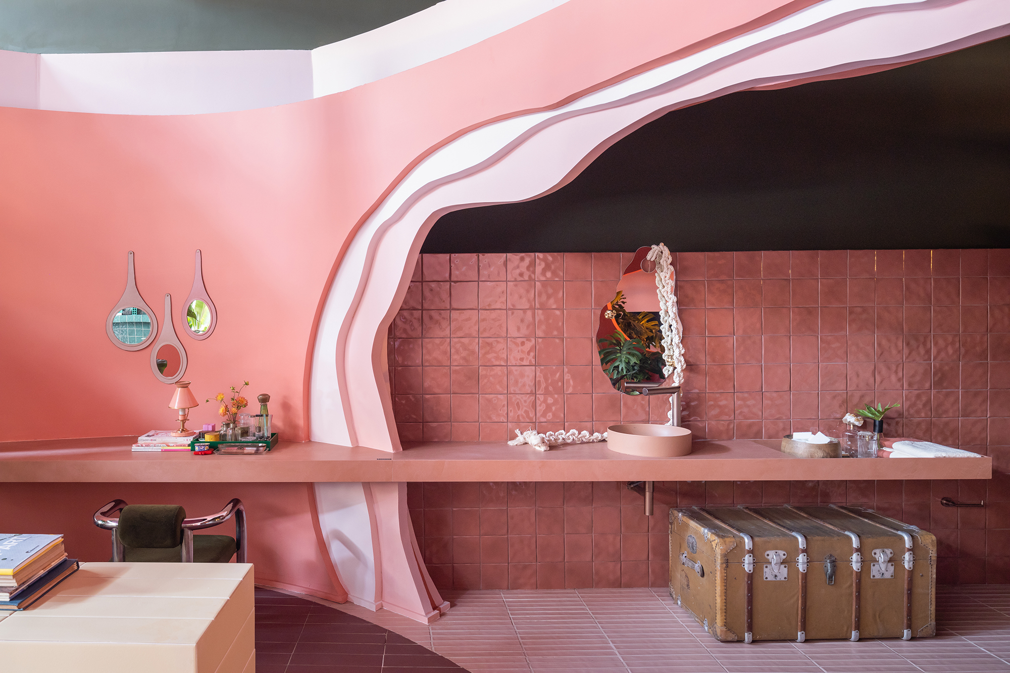 Casa rosa de 225 m² com cara de brinquedo feita para moradora de 64 anos. Projeto de Ricardo Abreu para a CASACOR SP 2023. Na foto, banheiro com bancada e cuba rosa.