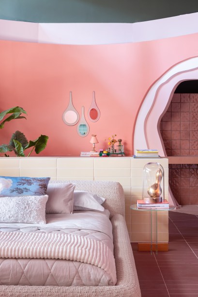 Casa rosa de 225 m² com cara de brinquedo feita para moradora de 64 anos