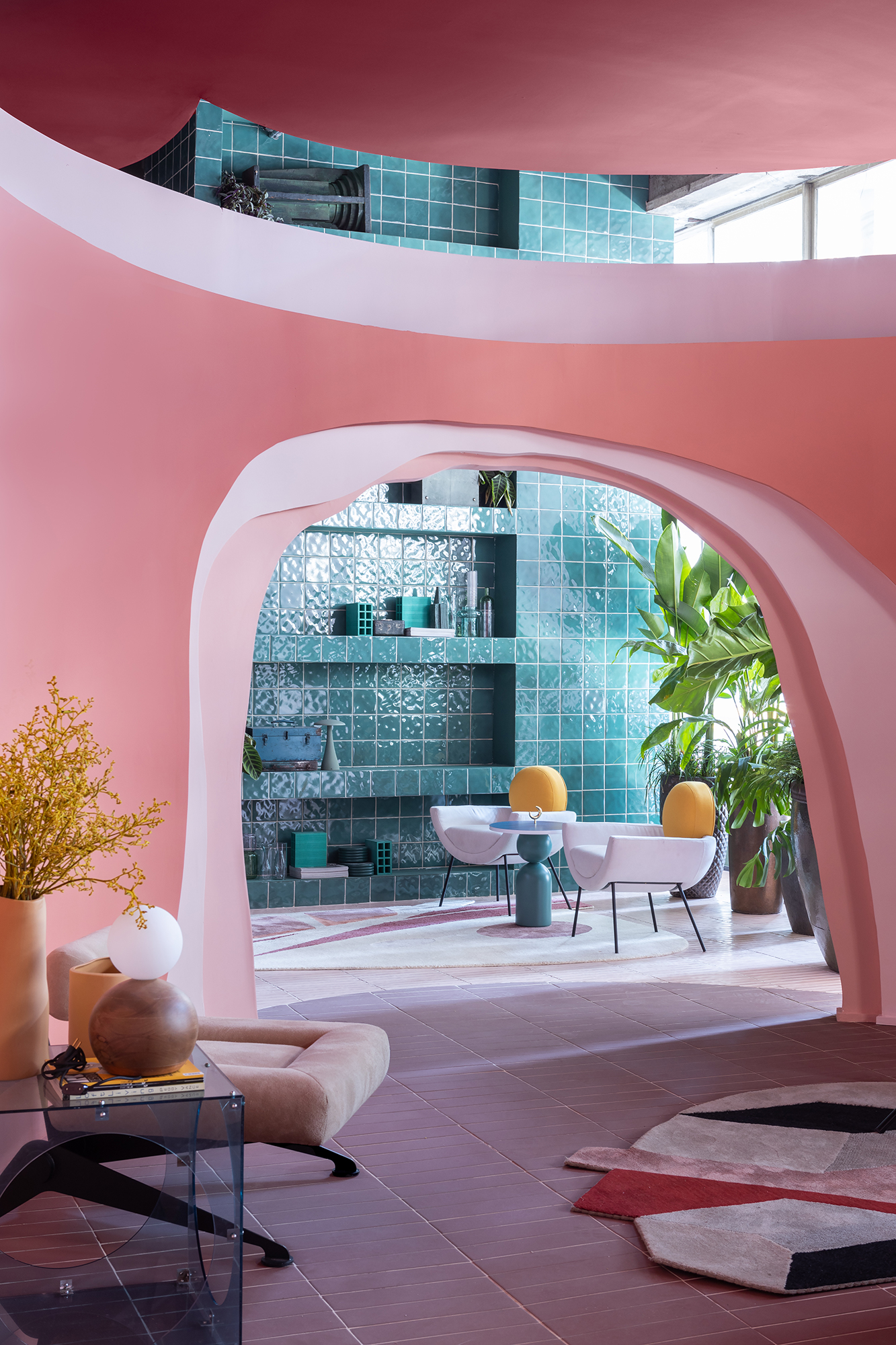 Casa rosa de 225 m² com cara de brinquedo feita para moradora de 64 anos. Projeto de Ricardo Abreu para a CASACOR SP 2023. Na foto, entrada com pórticos rosas na parede,