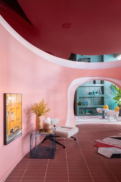 Casa rosa de 225 m² com cara de brinquedo feita para moradora de 64 anos