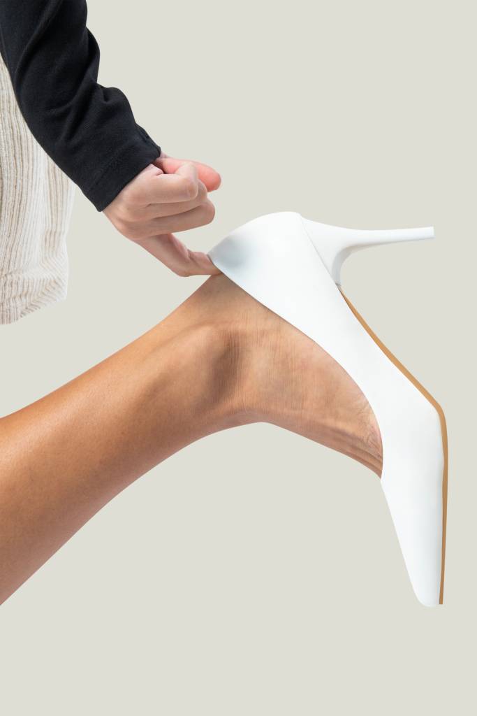 Women’s kitten heels white shoes studio fashion shoot Sapato de salto branco