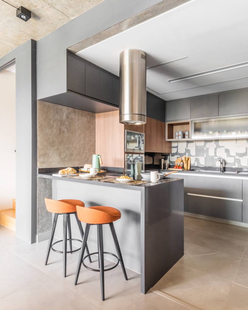 como-usar-cor-cinza-na-decoracao-bruno-moraes-arquitetura-03 Cozinha com bancada cinza e marcenaria cinza e banquetas laranjas.