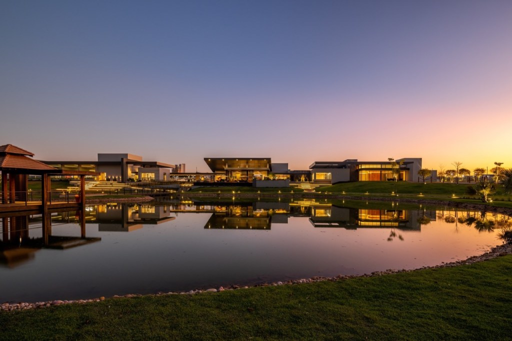 Condomínio em Mato Grosso rodeado pela mata nativa possui lago de 11 mil m². Projeto Truvian Arquitetura. Na foto, fachadas das casa e lago.
