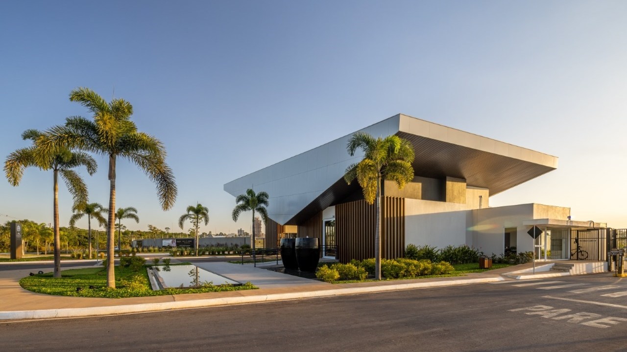 Condomínio em Mato Grosso rodeado pela mata nativa possui lago de 11 mil m². Projeto Truvian Arquitetura. Na foto, fachada da casa com jaridim.