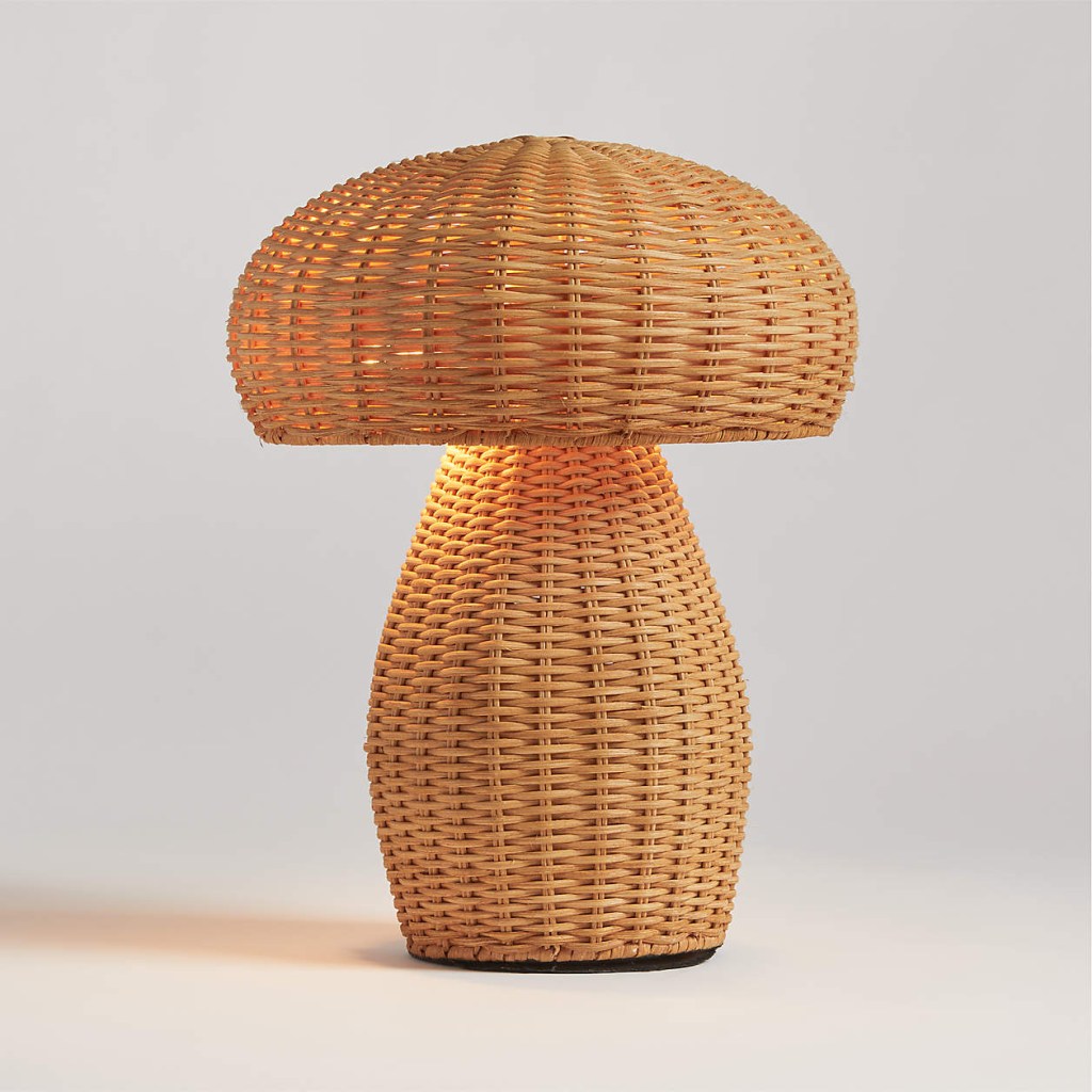 Luminária de rattan em formato de cogumelo