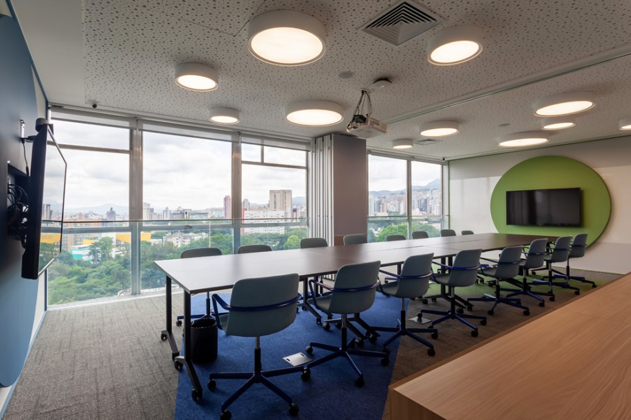 Escritório com vista para o parque ganha projeto com toque futurista