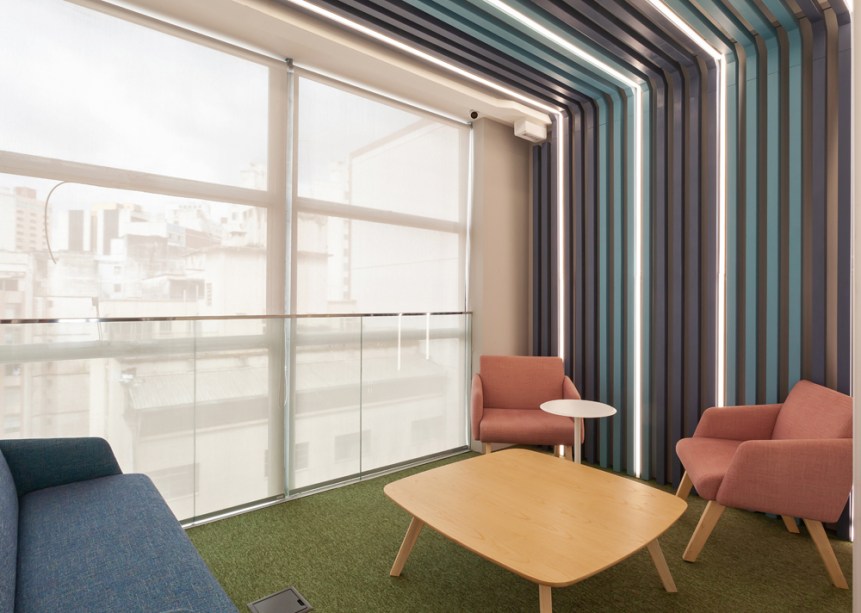 Escritório com vista para o parque ganha projeto com toque futurista