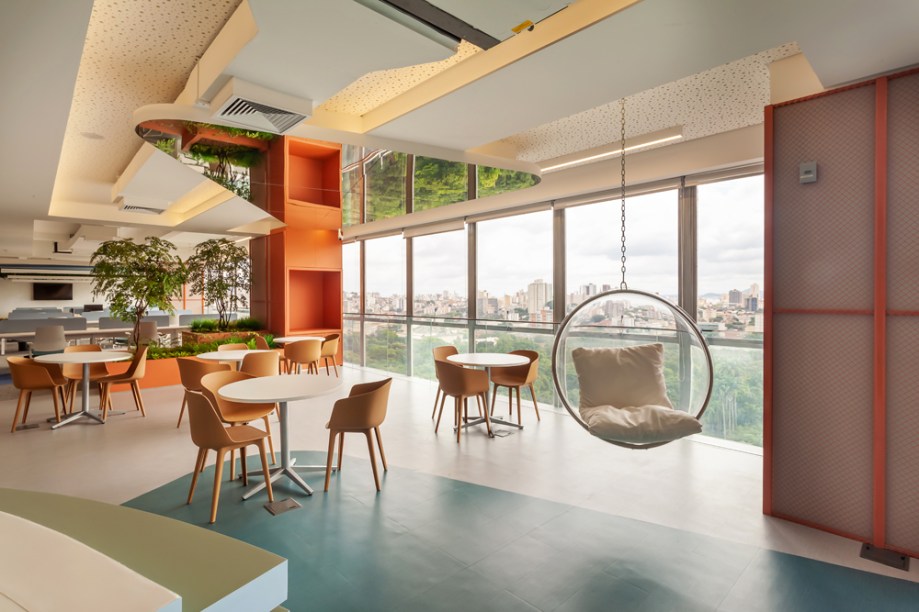 Escritório com vista para o parque ganha projeto com toque futurista