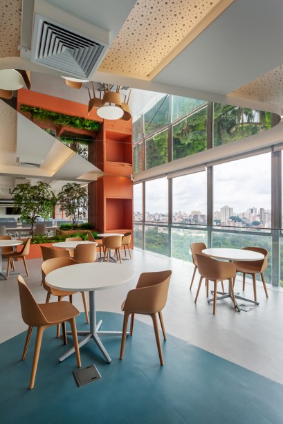 Escritório com vista para o parque ganha projeto com toque futurista