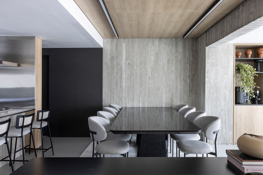 Iluminação é o ponto alto do apê de 130 m² da influencer digital. Projeto NOSSA Casa Arquitetura e Cristiane Trolesi. Na foto, sala de jantar com forro de madeira.