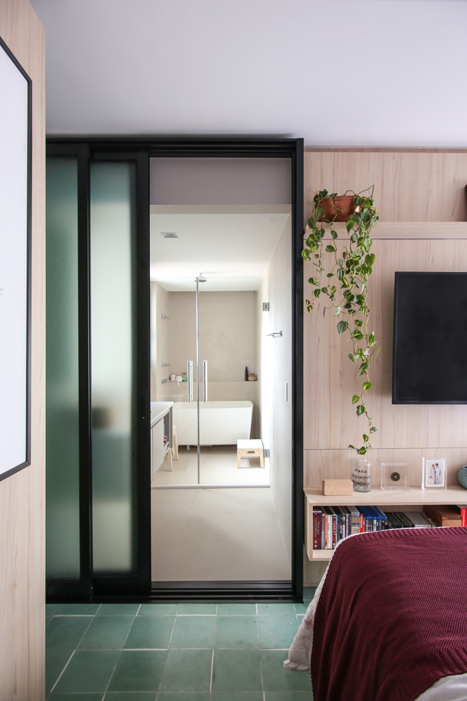 Ladrilho hidráulico cria unidade visual neste apartamento de 140 m². Projeto do Studio MEMM. Na foto, suite com banheiro com banheira.
