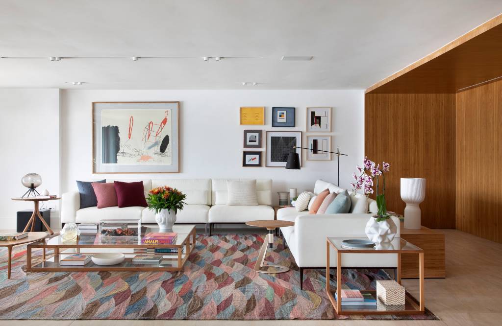 Linhos, madeiras, couro, vidro e piso de porcelanato marcam apê de 380m²