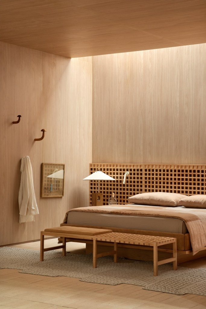 Loft de 120 m² é inspirado no caramujo aruá-do-mato. Projeto de Très Arquitetura para a CASACOR SP 2023. Na foto, quarto com cabeceira de muxarabi, cabideiros e tapete.