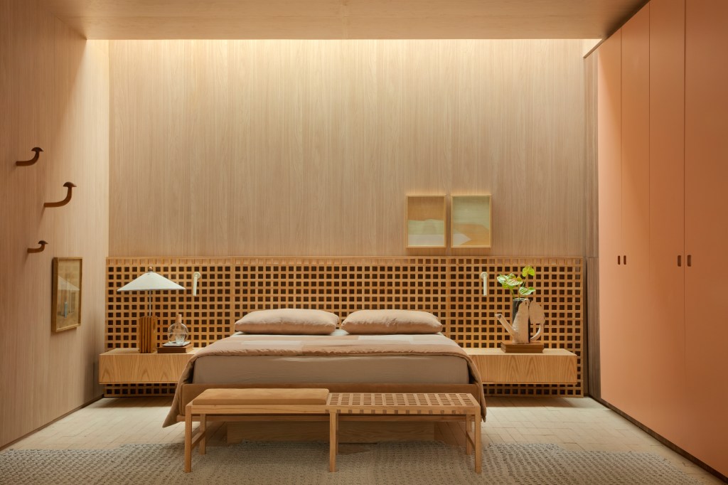 Loft de 120 m² é inspirado no caramujo aruá-do-mato. Projeto de Très Arquitetura para a CASACOR SP 2023. Na foto, quarto com cabeceira de muxarabi, armário rosa e cabideiros de cogumelo.