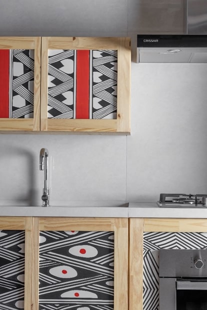 Cozinha com armários com grafismos indígenas.