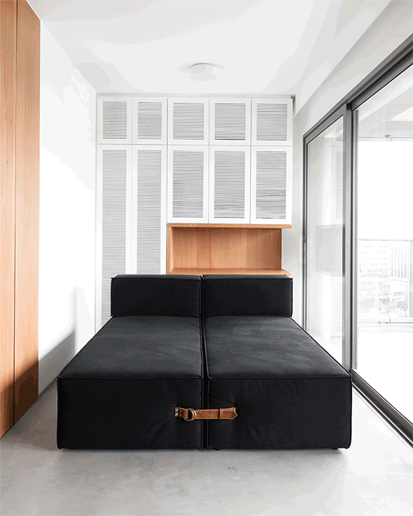 Móvel que pode ser usado como sofá, cama ou chaise setoriza apê de 64 m². Projeto VAGA Arquitetura. Na foto, sofa multiuso que vira cama, sofa e chaise.