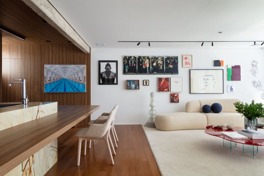 Acervo de obras de arte e peças de design nacional compõem apê de 145m²
