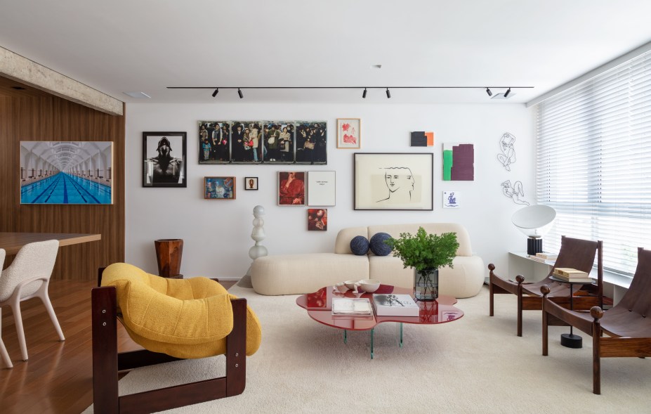 Acervo de obras de arte e peças de design nacional compõem apê de 145m²