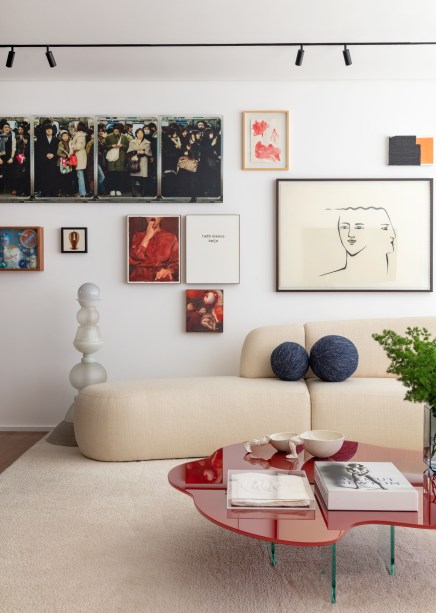 Acervo de obras de arte e peças de design nacional compõem apê de 145m²