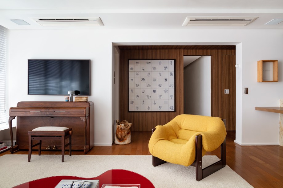 Acervo de obras de arte e peças de design nacional compõem apê de 145m²