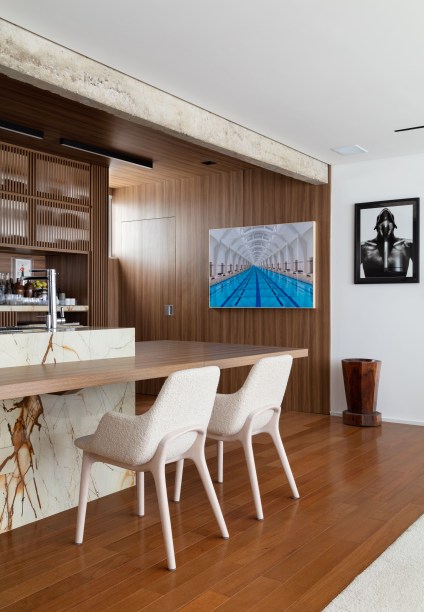 Acervo de obras de arte e peças de design nacional compõem apê de 145m²