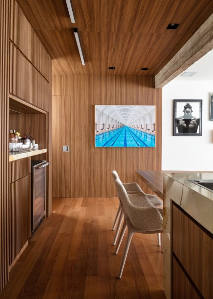 Acervo de obras de arte e peças de design nacional compõem apê de 145m²