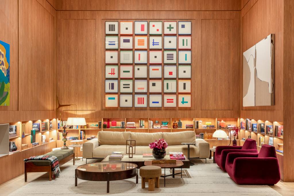 Painéis de madeira abraçam loft de 270m² com home office e adega