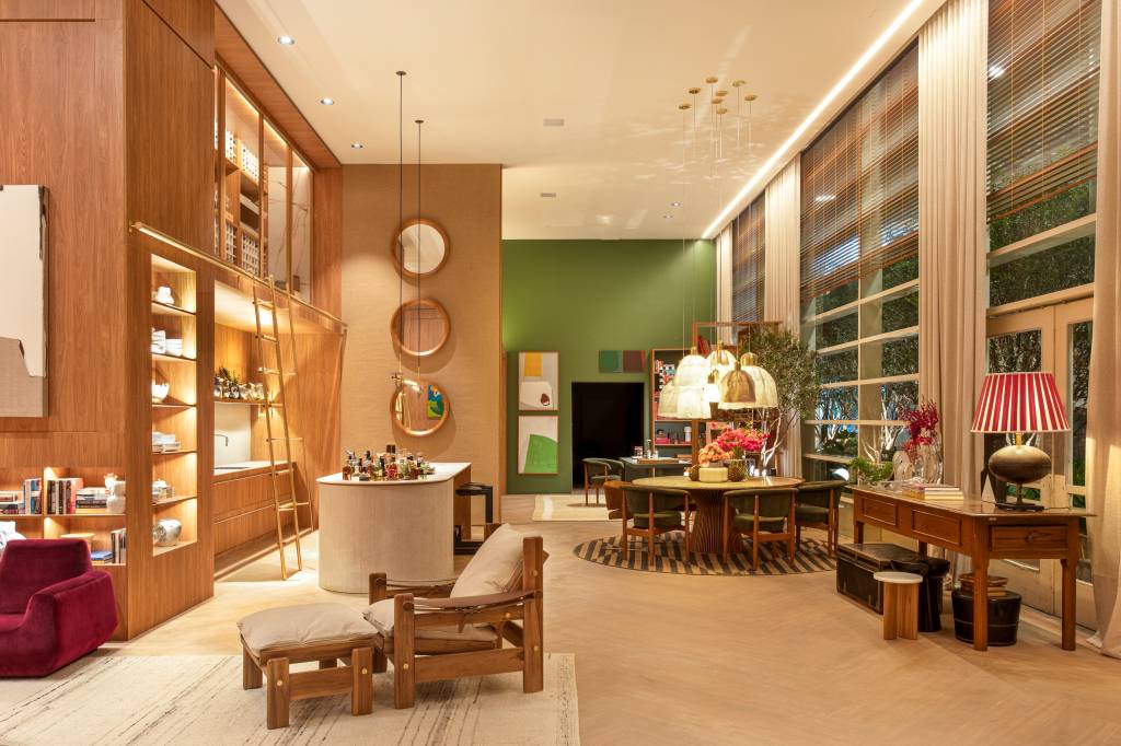 paineis-madeira-loft-270m-closet-e-adega-casa-essencia-duratex-paola-ribeiro-casacor-sao-paulo-2023-15 Loft com cozinha com ilha, home office e living em tons terrosos com revestimentos em madeira.