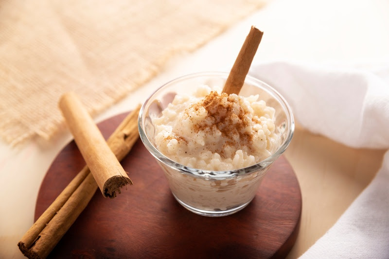 Arroz doce em copo de vidro com canela em pau