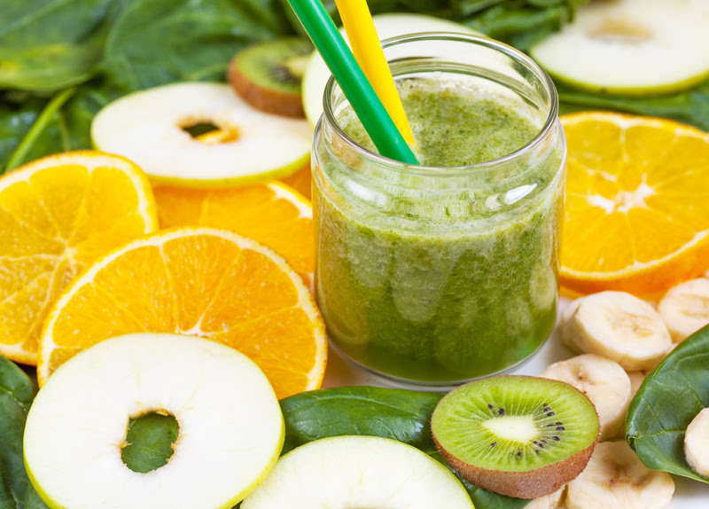 Mason jar com suco de kiwi e laranja.