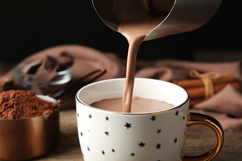 Xícara com chocolate quente.