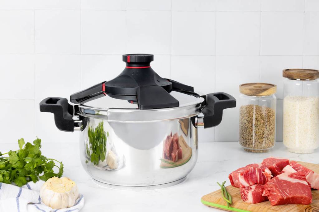 4_royal-prestige-pressure-cooker_lifestyle-image 7 dicas seguras para usar a panela de pressão sem medo