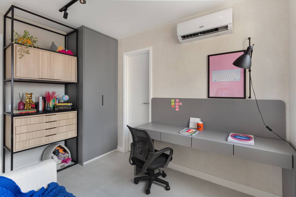 apartamento-colorido-65-m2-cheio-referencias-pop-art-pistache-arquitetura-credito-studio-tree-fotografia (16) Apartamento colorido de 65 m² é cheio de referências ao pop art. Projeto de Pistache Arquitetura. Na foto, home office com estante de serralheria, bancada cinza e quadros.