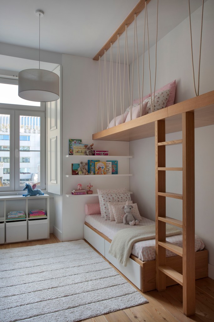 ape-150m-portugal-marcenaria-layout-personalizados-cristina-bezamat-16-quarto-infantil Quarto infantil com beliche, tapete claro e prateleira para livros.