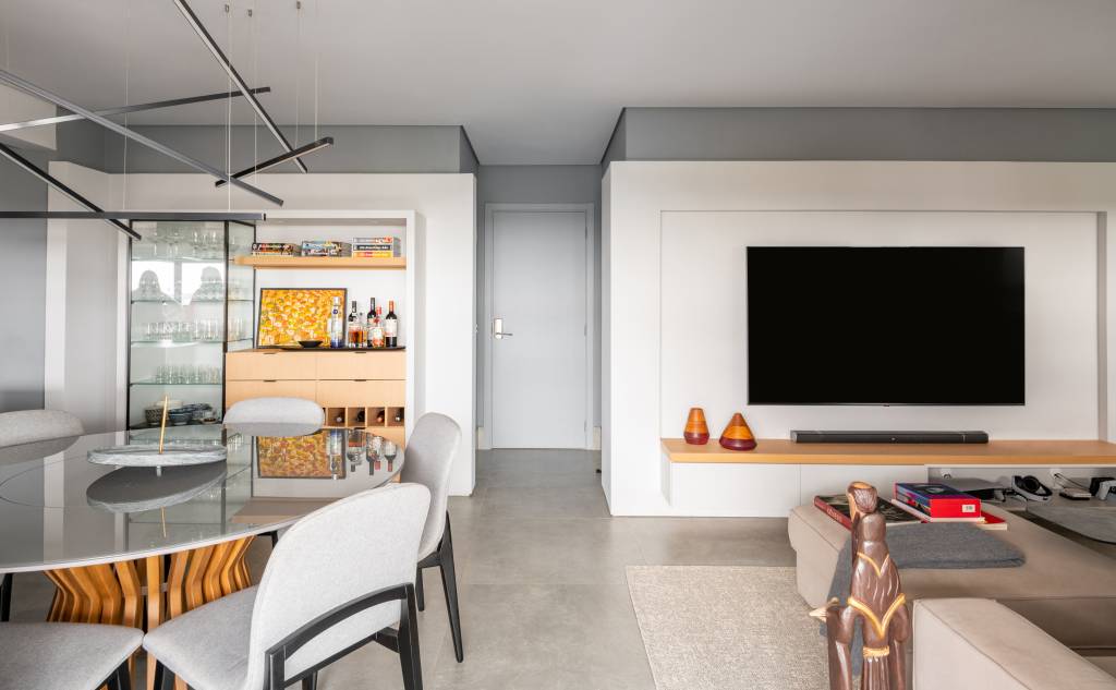 ape-155m-paleta-de-cores-sobria-cozinha-forma-u-sotaque-arquitetura-10 Sala de jantar integrada com cozinha com piso de porcelanato cinza.