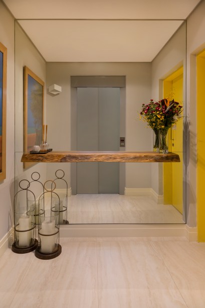 Apê de 160m² tem lavabo com bancada de madeira rústica e papel de parede